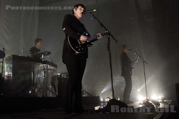 THE XX - 2012-12-18 - PARIS - CentQuatre - Nef Curial - Romy Madley Croft - Oliver Sim - James Thomas Smith